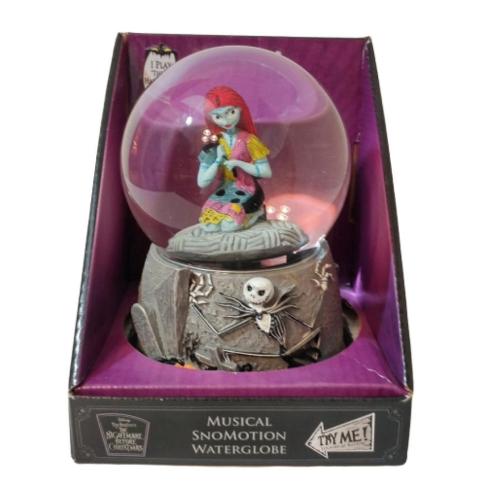 ❌SOLD❌ Nightmare before Christmas Snow Globe - Picture 6 of 8